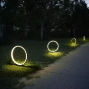 designerska-lampa-ogrodowa-led-kreisa-sciezka-wieczor