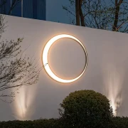 lampa-elewacyjna-led-ksiezyca-lunaris-w-ogrodzie-noc