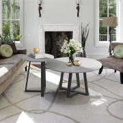 zestaw-2-stolikow-kawowych-stonberg-elegancki-salon-kominek