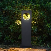 lampa-ogrodowa-led-lunaro-wsrod-krzewow