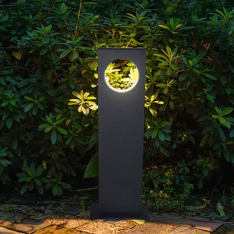 lampa-ogrodowa-led-lunaro-wsrod-krzewow