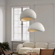 rokka-lampa-wiszaca-salon-wysokie-okno