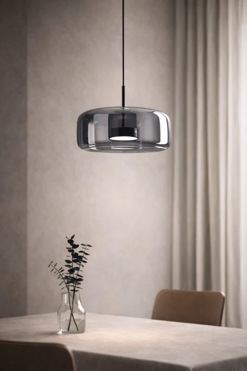 celestelle-szklana-lampa-wiszaca-dymiona-przy-stole