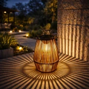 solarna-lampa-ogrodowa-led-nyraelis-wzor-swiatla-taras