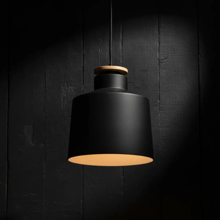 inari-elegancka-lampa-wiszaca-czarna-zblizenie