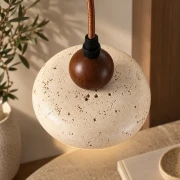 narevi-nowoczesna-lampa-wiszaca-led-z-naturalnego-trawertyn-detal-klosza