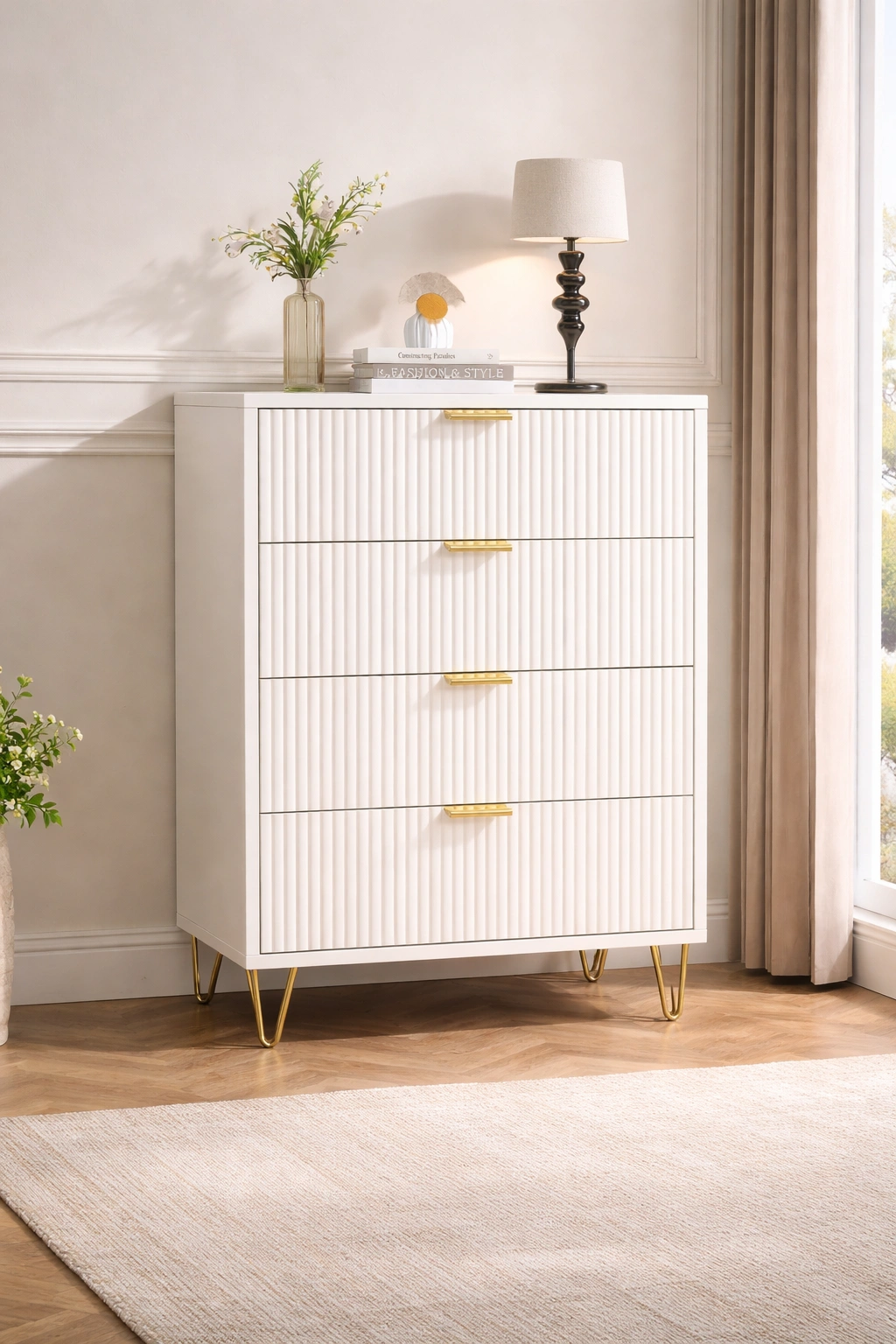 AURISSA – Ryflowana Komoda 4-Szufladowa w Stylu Soft Luxury | Biała z Złotymi Uchwytami i Nogami