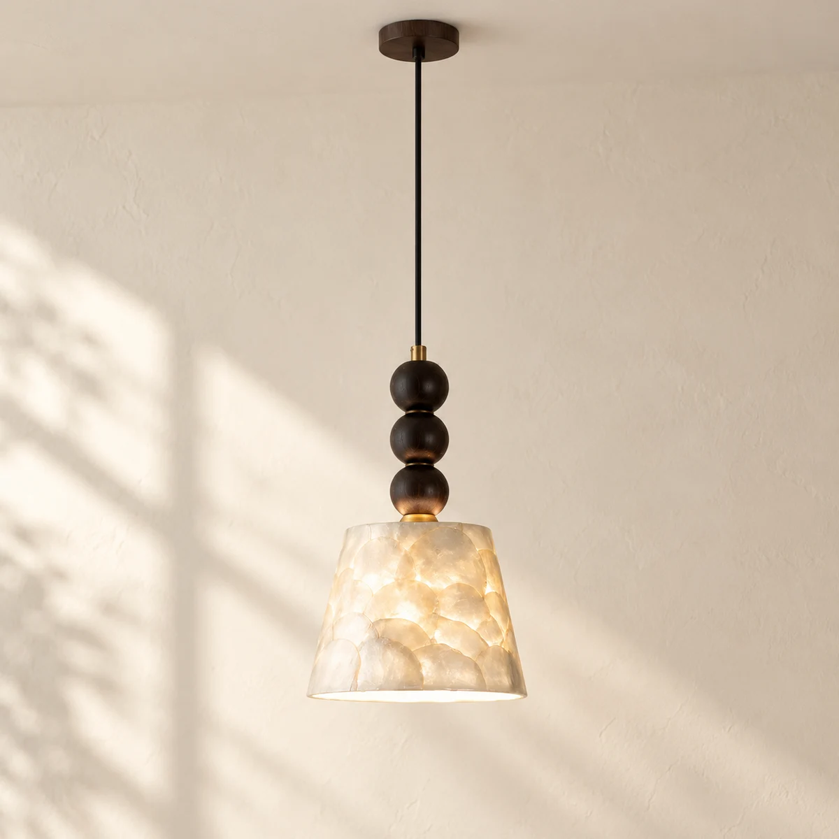 CONCHÉLIA – lampa wisząca z perłowym kloszem | pojedyncza lub potrójna, chrom / czarny
